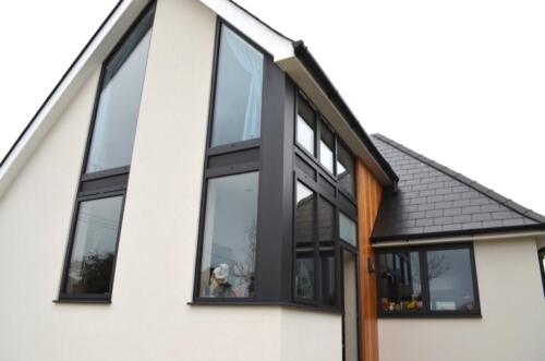 Amfchwand-grey-aluminium-windows-bifolds-with-integrated-blinds-and-hormann-front-door7-1